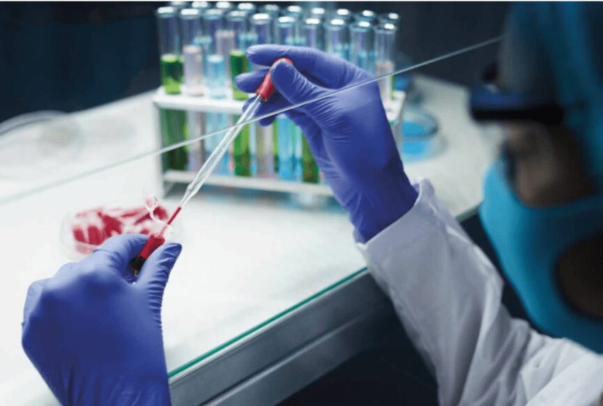 Químico utilizando una pipeta en el laboratorio 