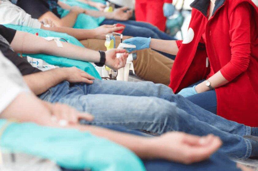 personas donando sangre en el día internacional del donador altruista de sangre